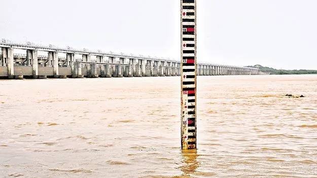 Irrigation Department: గోదావరి మళ్లించాలి