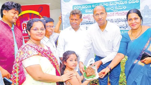 Minister Anagani Satya Prasad: సచివాలయంలో మట్టి వినాయక విగ్రహాలు పంపిణీ