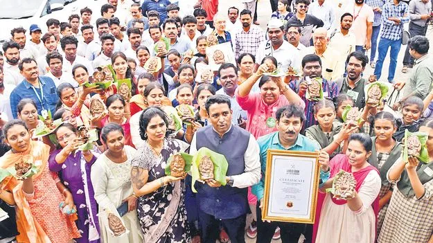 Clay Ganpati Idols: 2 గంటల్లో 7,730 మట్టి ప్రతిమలు 