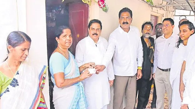 Minister Nandendla Manohar: సందడిగా స్మార్ట్‌ కార్డుల పంపిణీ 