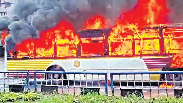 APSRTC: విశాఖలో హైవేపై ఆర్టీసీ బస్సు దగ్ధం