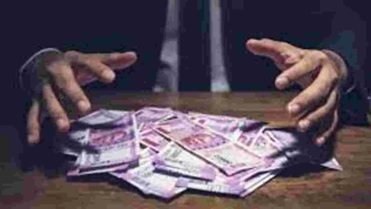 Corruption: బెల్లం వ్యాపారి నుంచి 30వేల లంచం డిమాండ్‌