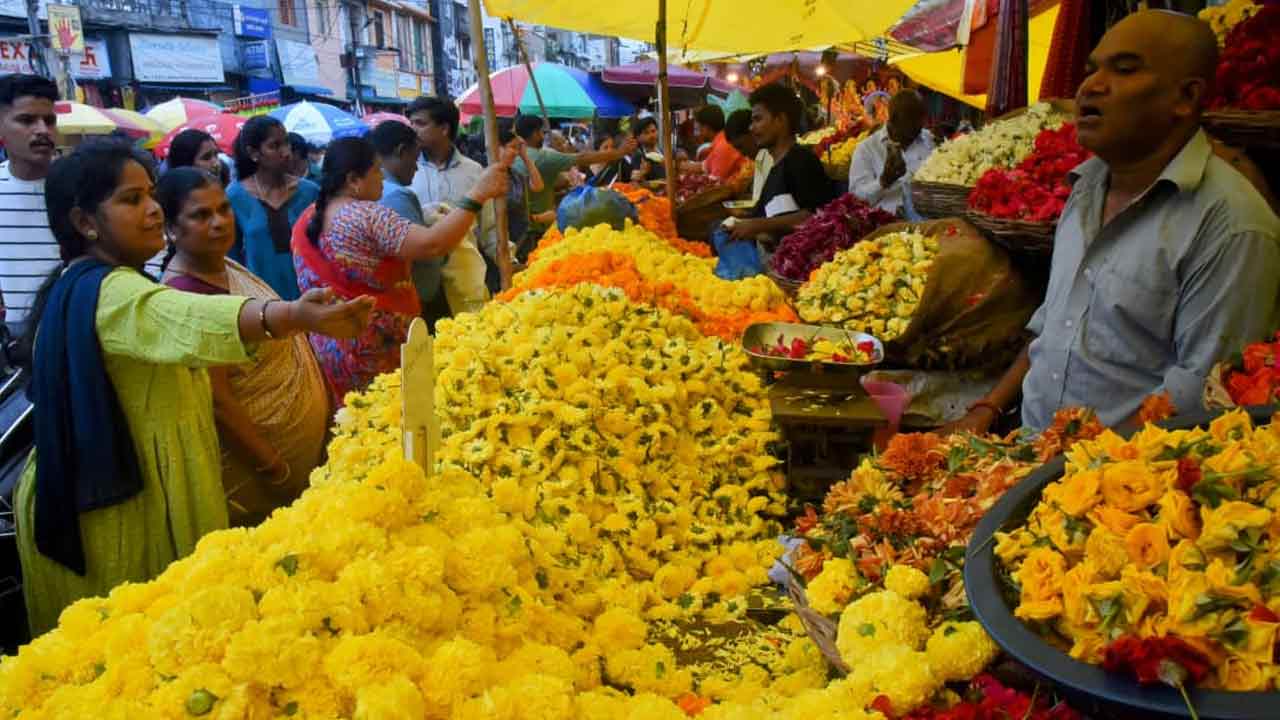 Vinayaka Chavithi 2025: సందడిగా మారిన మోండా మార్కెట్