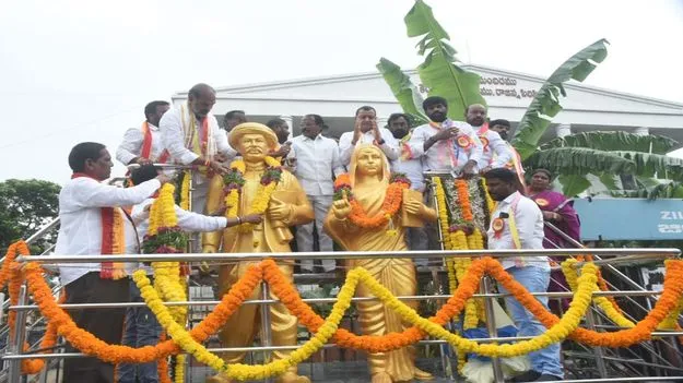 మహనీయుల ఆశయాలను భావితరాలకు తెలియజేయాలి