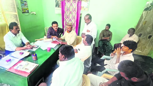 ఫీల్డ్‌ అసిస్టెంట్‌ అవినీతిపై విచారణ