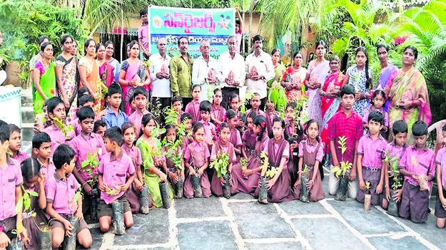 మట్టి విగ్రహాల పంపిణీ 