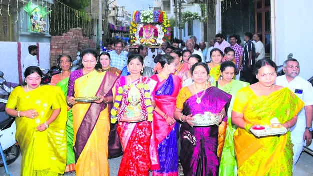 ఘనంగా వెండి వినాయక విగ్రహం ఊరేగింపు