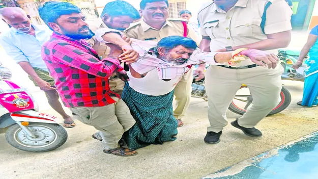  పోలీస్‌స్టేషనలో వ్యక్తి ఆత్మహత్యాయత్నం 