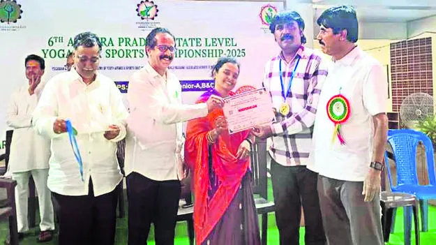 యోగా మాస్టార్‌కు వెండి పతకం
