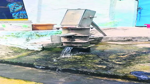 చేతి పంపు నుంచి ఊట నీరు 