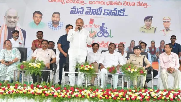 విద్యార్థులకు బ్రాండెడ్‌ సైకిళ్లు అందజేస్తున్నాం..