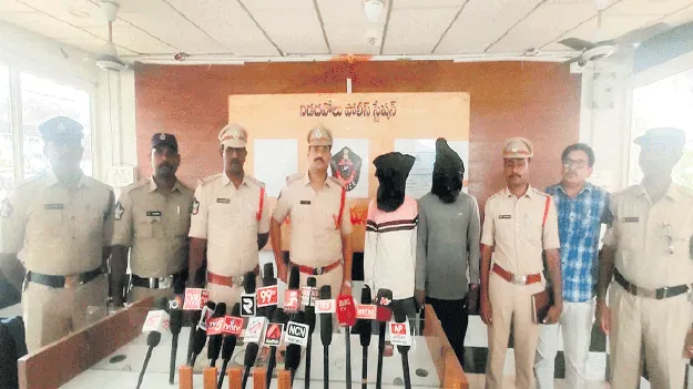 ఇద్దరు అంతర్‌ జిల్లా దొంగల అరెస్ట్‌