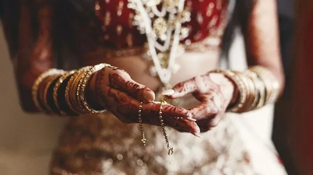 Woman with husband and lover: 15 రోజులు భర్తతో.. 15 రోజులు ప్రియుడితో.. పంచాయితీకి షాకిచ్చిన మహిళ..