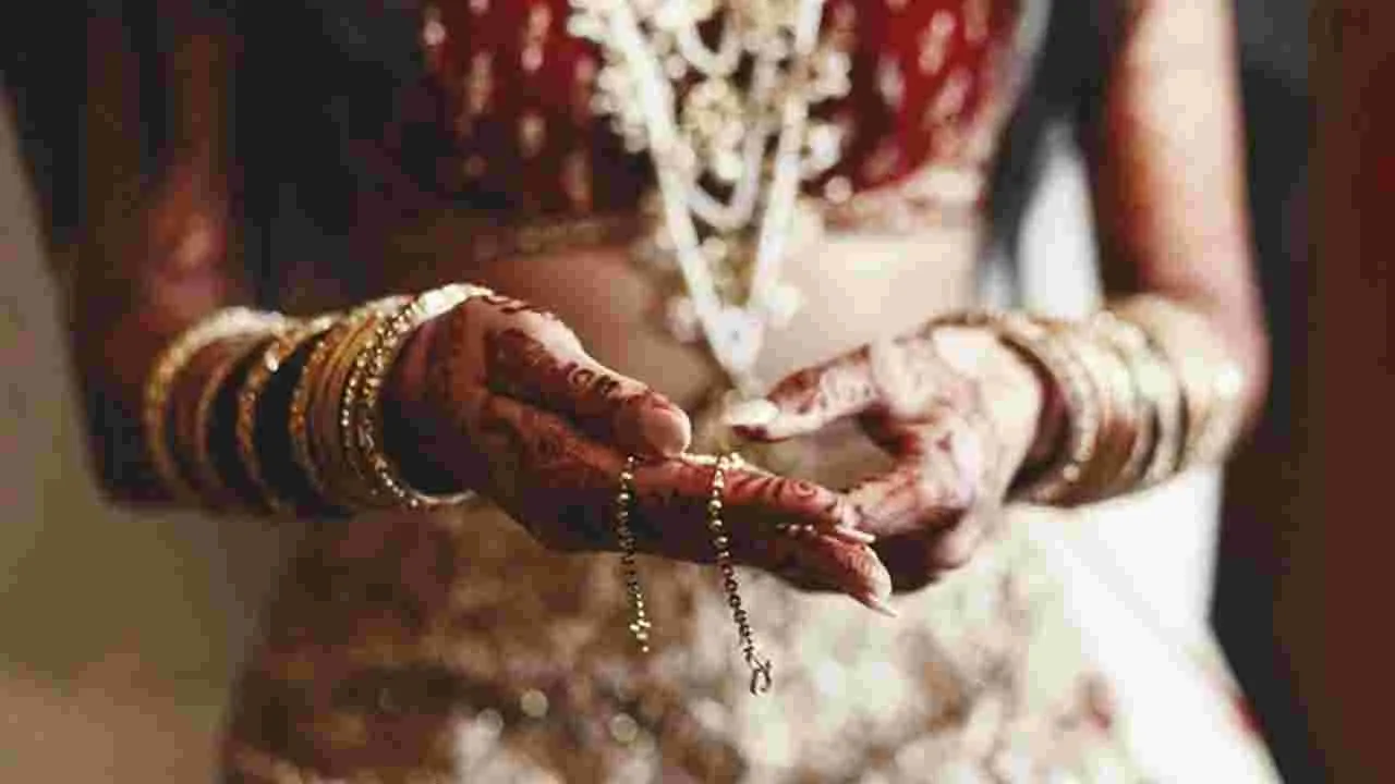 Woman with husband and lover: 15 రోజులు భర్తతో.. 15 రోజులు ప్రియుడితో.. పంచాయితీకి షాకిచ్చిన మహిళ..