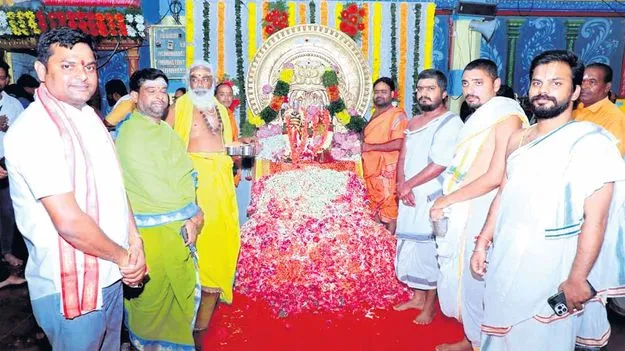   చెర్వుగట్టుపై ఘనంగా లక్ష పుష్పార్చన 