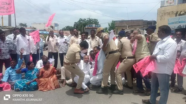 యూరియా అందించాలని బీఆర్‌ఎస్‌ ధర్నా