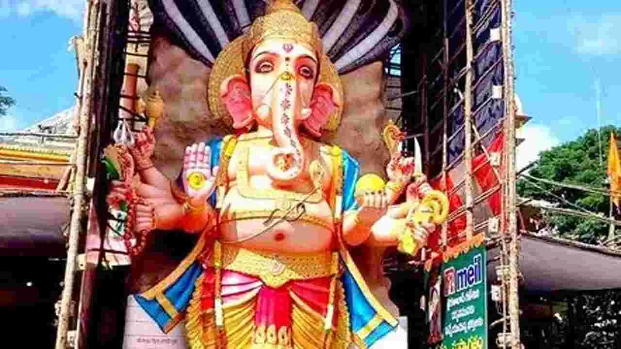 Khairatabad: ఖైరతాబాద్‌ గణపతి వద్ద భారీ బందోబస్తు..