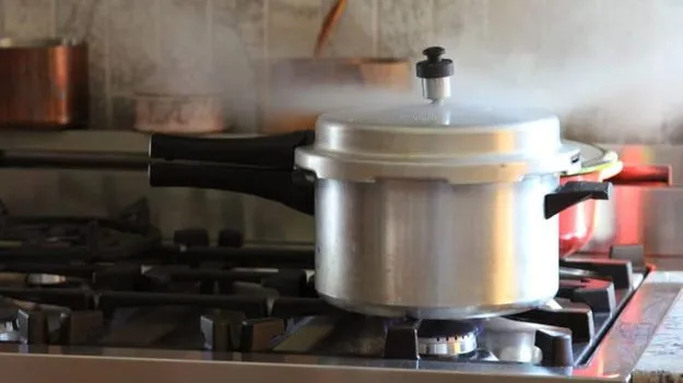 Pressure cooker warning: మీరు వాడే కుక్కర్ పాతదా.. వెంటనే మార్చకపోతే పిల్లలకు ఈ ప్రమాదం తప్పదు..