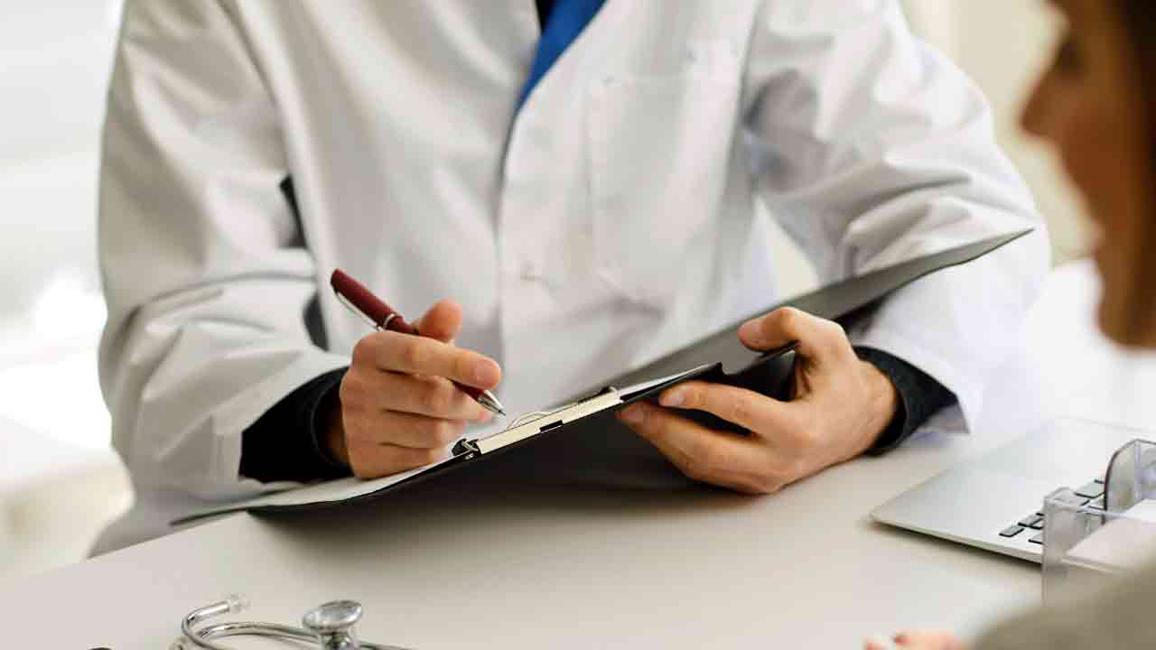 Health Tips: ఉదయం నిద్రలేవగానే ముఖం ఉబ్బినట్లు ఉందా.. అయితే ఇలా చేసి చూడండి..