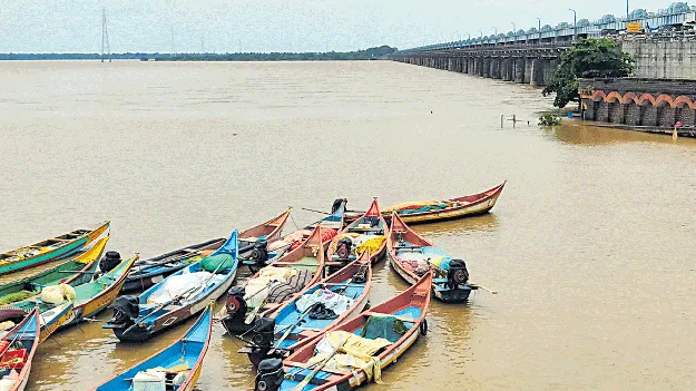 ధవళేశ్వరంలో వరద ఉధృతి తగ్గుముఖం