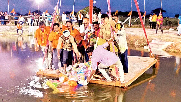 వైభవంగా వినాయక నిమజ్జనం