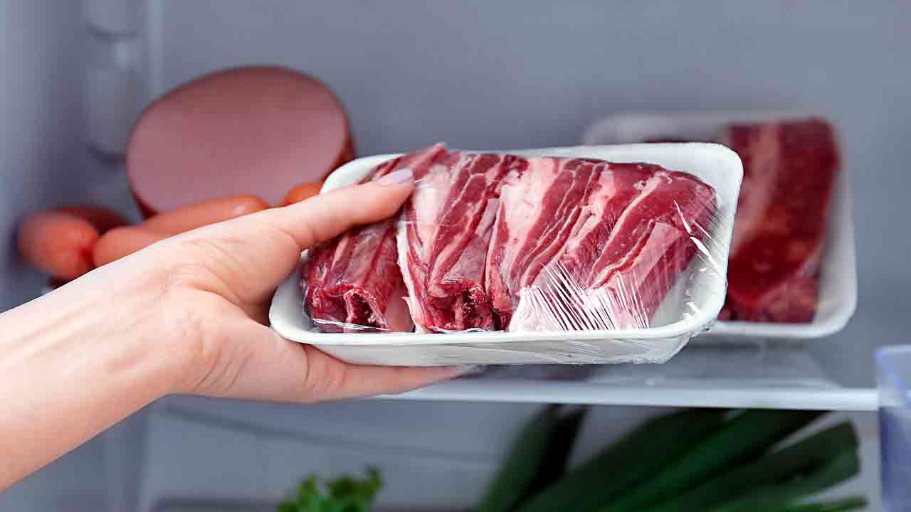 Kitchen Hacks: పొరపాటున కూడా ఈ 5 వస్తువులను ఫ్రిడ్జ్‌‌ డోర్‌లో పెట్టొద్దు.. 