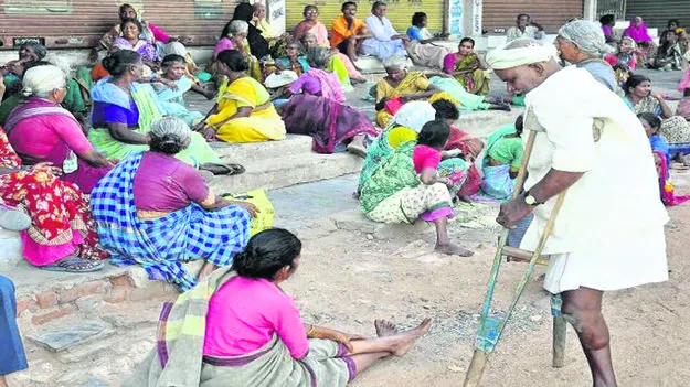 ఎదురుచూపులు ఎన్నాళ్లు...!