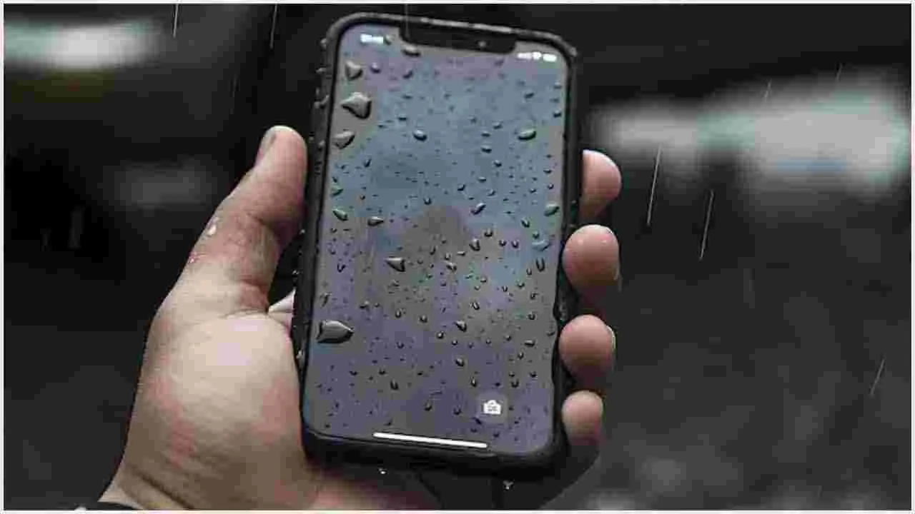Phone Protection Tips in Rain: మీ ఫోన్ వర్షంలో తడిస్తే వెంటనే ఇలా చేయండి..