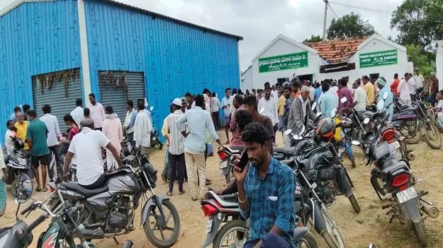 యూరియా కోసం  పడిగాపులు