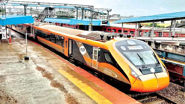 Trains are delayed: ఆలస్యంగా రైళ్ల రాకపోకలు