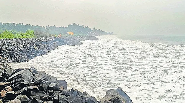 ఉప్పాడ తీరం.. కల్లోలం!