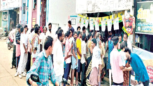 urea problems: యూరియా కోసం పాట్లు