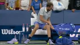 US Open: యూఎస్ ఓపెన్‌లో హైడ్రామా.. రాకెట్‌ను విరగ్గొట్టిన డానియెల్ మెద్వదేవ్.. వీడియో వైరల్..