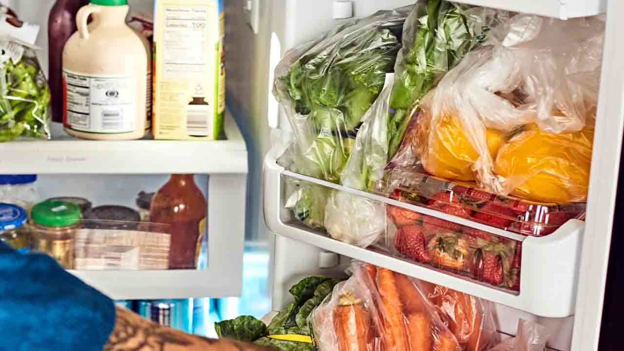 Kitchen Hacks: పొరపాటున కూడా ఈ 5 వస్తువులను ఫ్రిడ్జ్‌‌ డోర్‌లో పెట్టొద్దు.. 