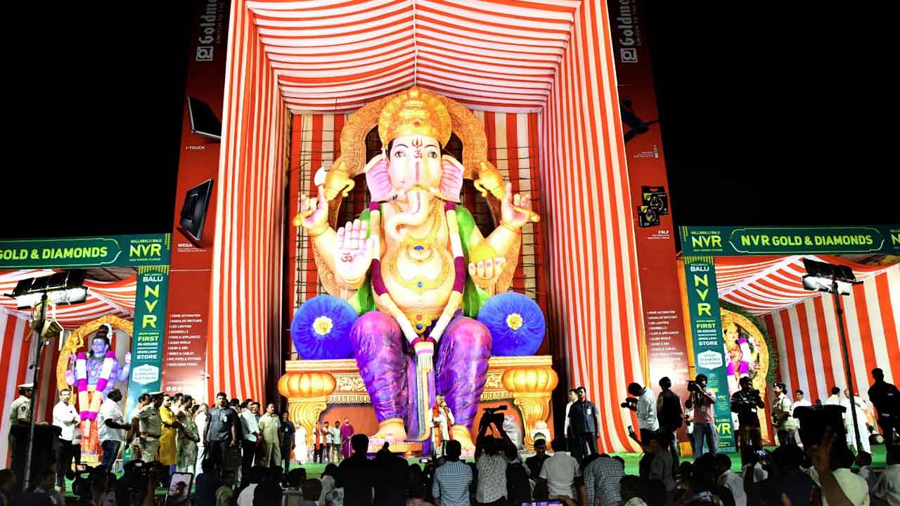Dundi Ganesh Seva Samiti Idol : 72 అడుగుల మహా గణపతిని దర్శించుకున్న సీఎం చంద్రబాబు