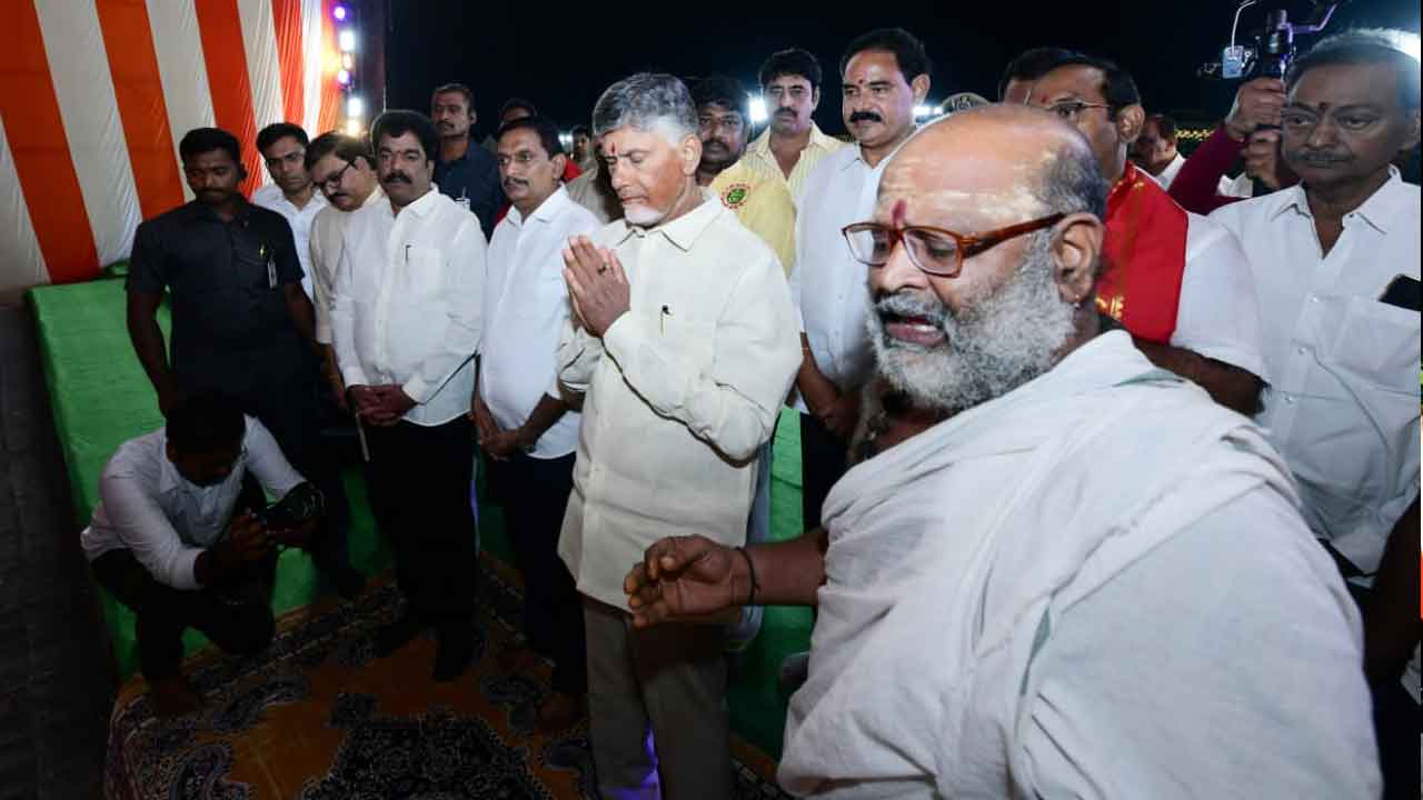 Dundi Ganesh Seva Samiti Idol : 72 అడుగుల మహా గణపతిని దర్శించుకున్న సీఎం చంద్రబాబు