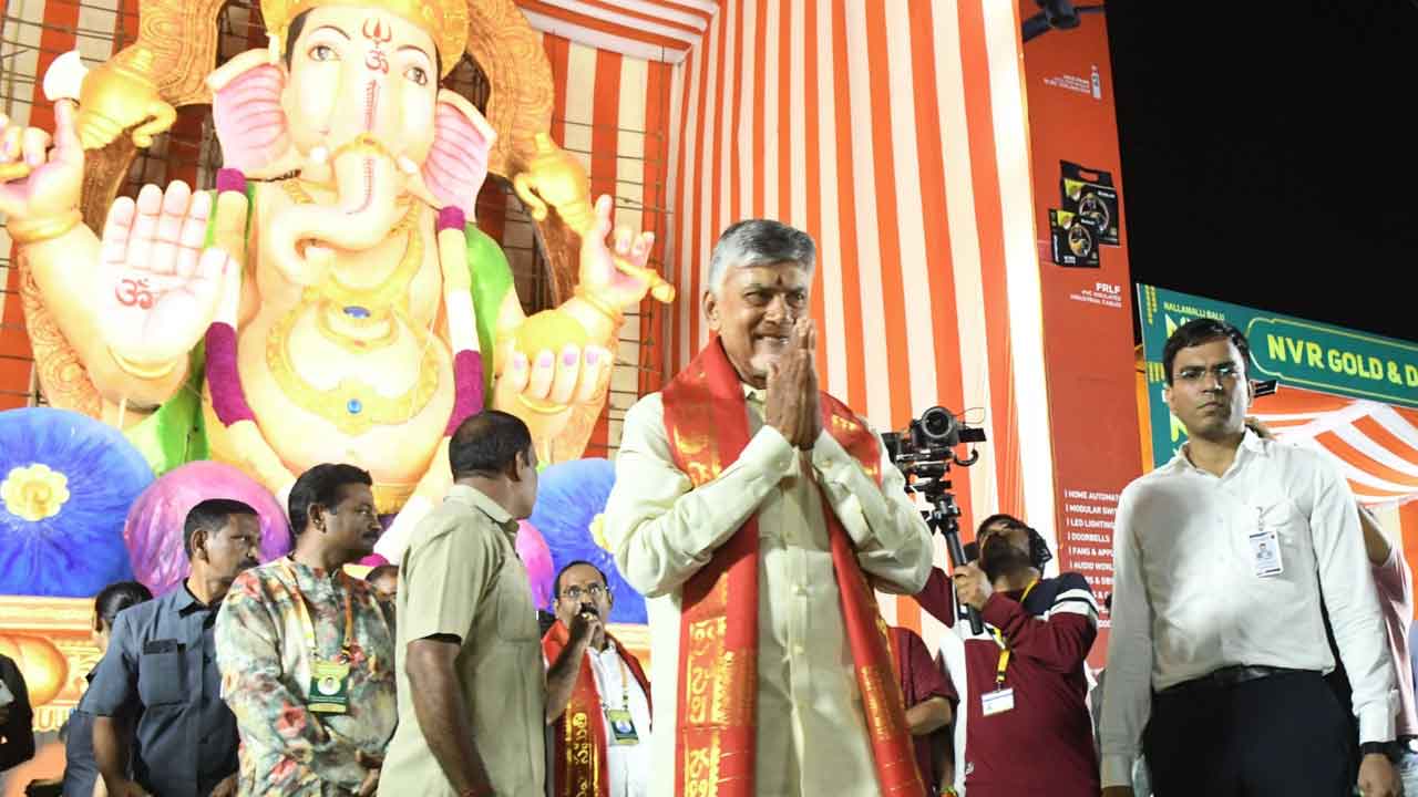Dundi Ganesh Seva Samiti Idol : 72 అడుగుల మహా గణపతిని దర్శించుకున్న సీఎం చంద్రబాబు