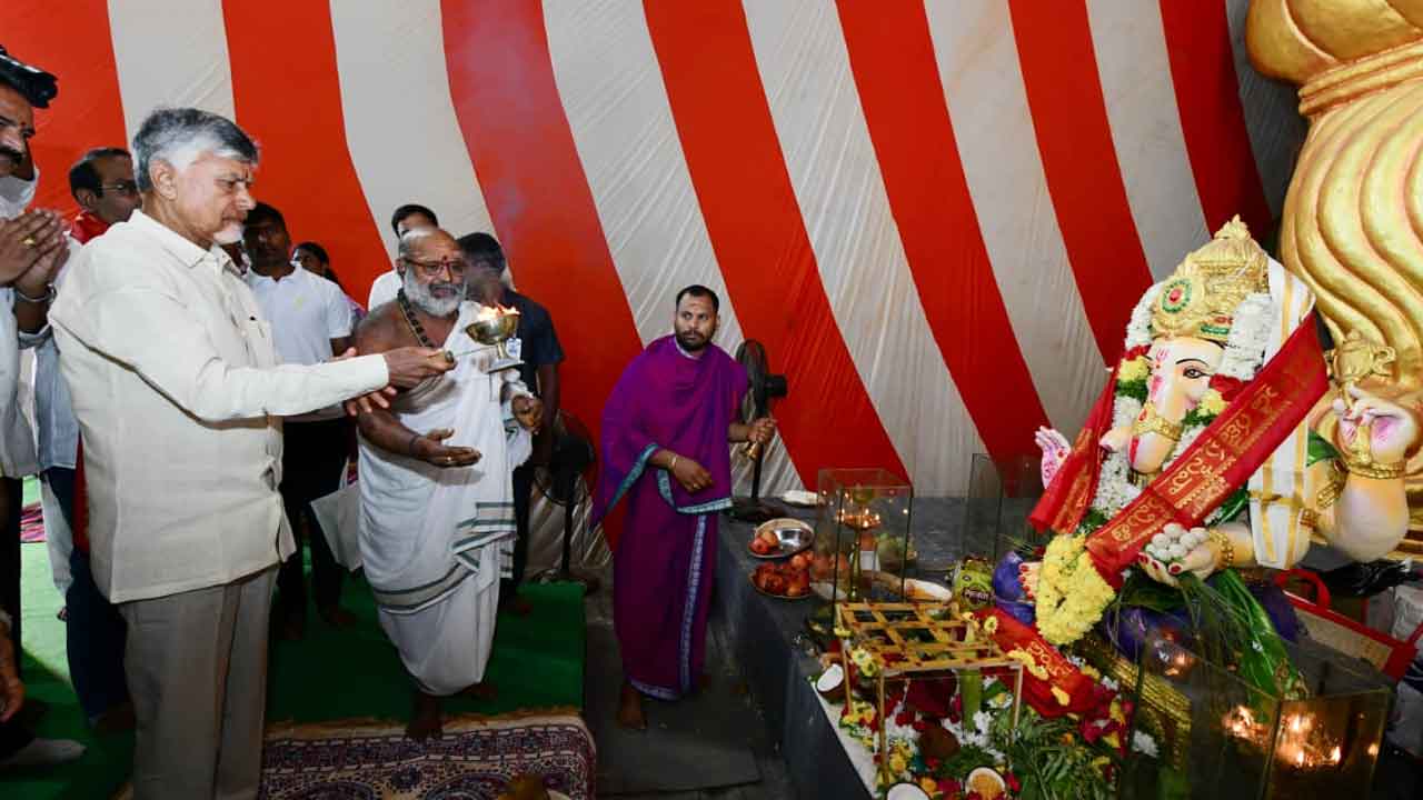 Dundi Ganesh Seva Samiti Idol : 72 అడుగుల మహా గణపతిని దర్శించుకున్న సీఎం చంద్రబాబు