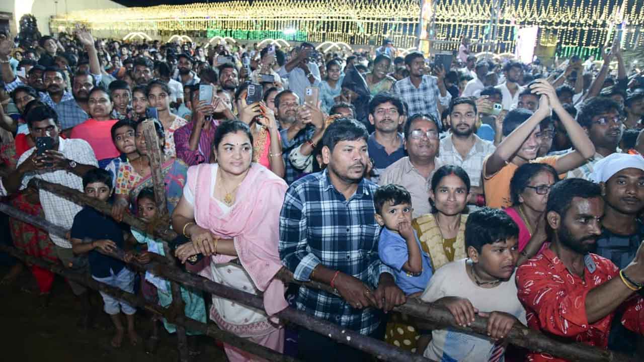 Dundi Ganesh Seva Samiti Idol : 72 అడుగుల మహా గణపతిని దర్శించుకున్న సీఎం చంద్రబాబు