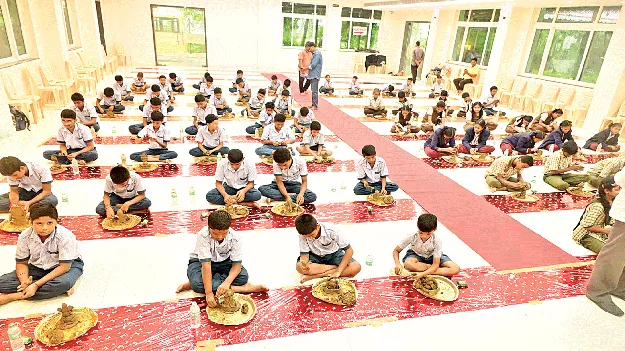 Making of Ganesha idols: మట్టి ప్రతిమ చేసి.. సృజనాత్మకత చాటి..