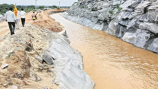 వి.కోటకు చేరుకున్న నీళ్లు