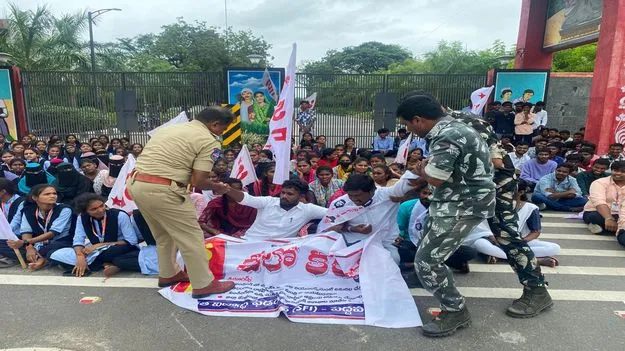 ఫీజు రీయింబర్స్‌మెంట్‌ చెల్లించాలి