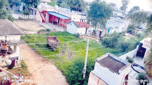 ఇళ్ల మధ్యే.. 11 కేవీ విద్యుత్‌ లైన్‌