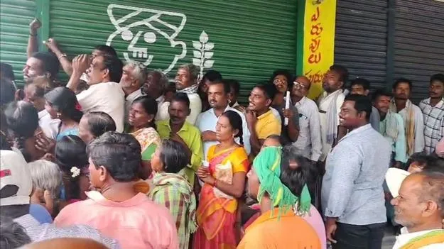 యూరియా కోసం రైతుల ఆందోళన 