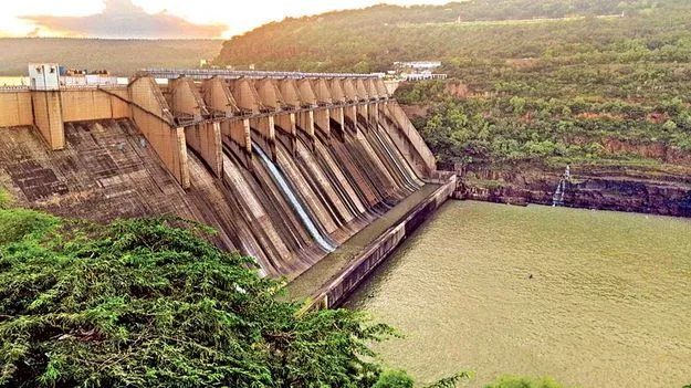 శ్రీశైలానికి తగ్గిన వరద 