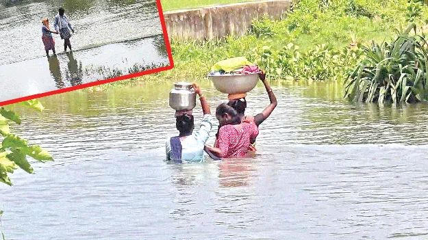 పొలం వెళ్లాలంటే.. గెడ్డ దాటాల్సిందే