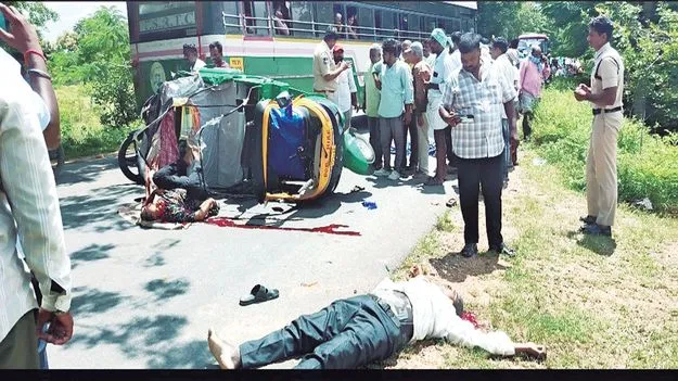 రహదారి రక్తసిక్తం 