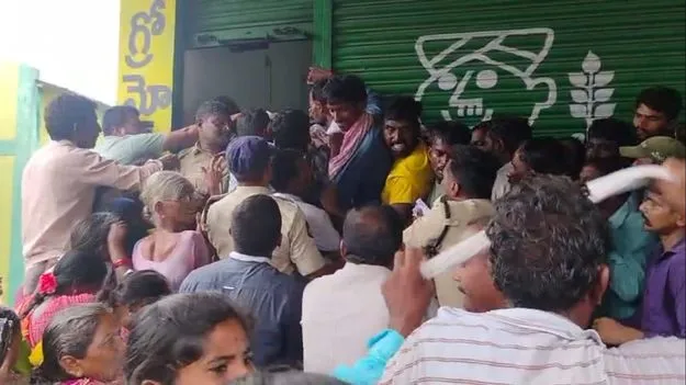 యూరియా కోసం రైతుల తోపులాట