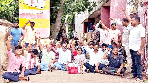 మా డబ్బులు ఎప్పుడిస్తారు?