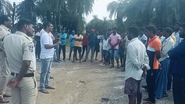 ఇసుక కోసం వెళ్శి.. మానేరులో చిక్కుకొని